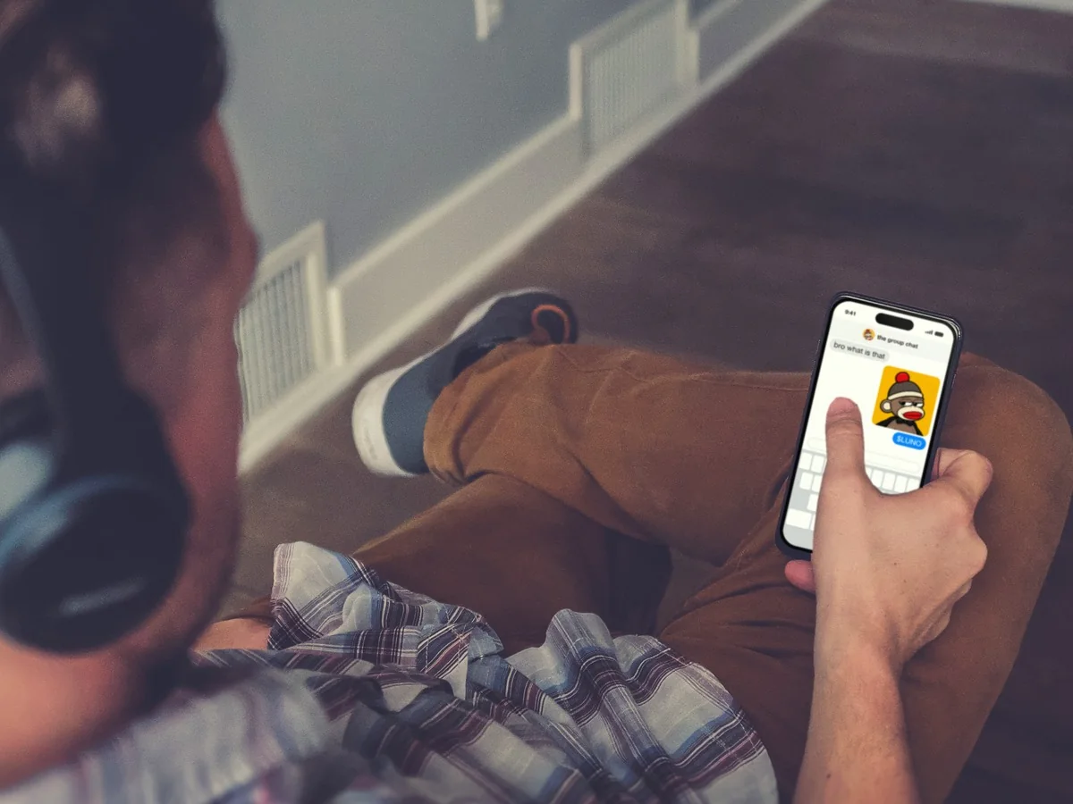A guy at home on his phone, sending Luno to the group chat